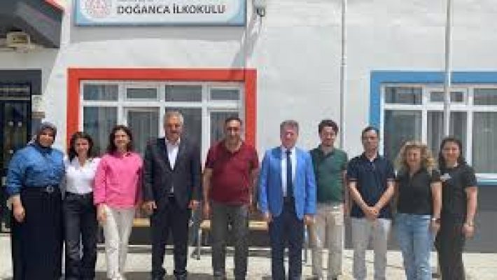 Doğanca İlkokulu’nda öğrenciler sınıfta ders çalışırken ve öğretmen rehberlik ediyor.