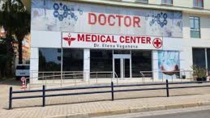 “İntermedical Polikliniği modern muayene odası ve sağlık ekipmanlarıyla hizmet veren tıbbi merkez.”