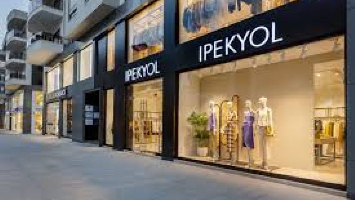 Ipekyol Alanya – Modern, şık ve zarif kadın giyim ürünlerinin vitrinlerde sergilendiği butik mağaza.