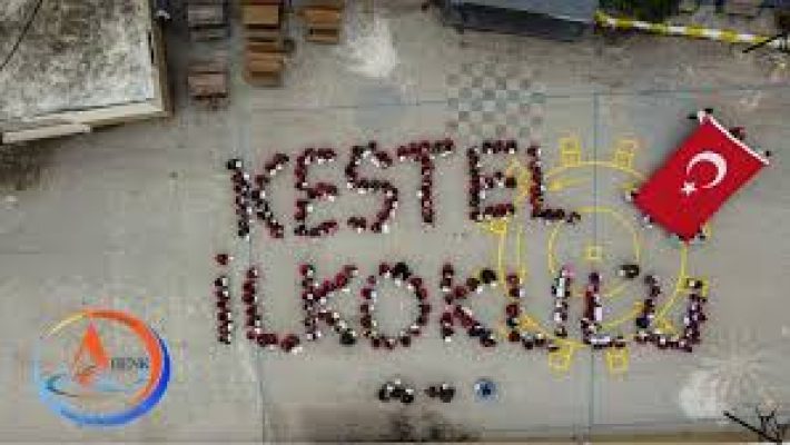 Alanya Kestel İlkokulu binası, modern mimarisi ve öğrencilere sunduğu güvenli, sıcak öğrenme ortamıyla öne çıkan okul.