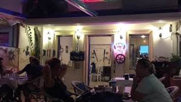 Deniz Family Restoran Bar’da deniz manzaralı masalarda keyifli yemek sunumu.