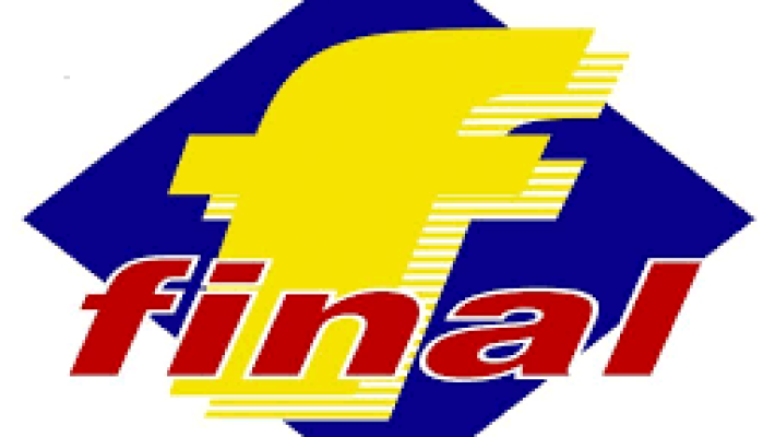 Final Lisesi öğrencileri sınıf ortamında ders çalışırken ve öğretmen anlatım yapıyor.