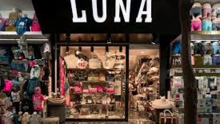 Luna Bag Shop mağazasında şık el çantaları ve aksesuarların sergilendiği renkli ve modern iç mekan görünümü.