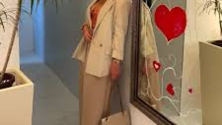 Cansu Nural Bayan Giyim mağazasında şık elbiseler, bluzlar ve kombinler vitrinlerde modern ve zarif bir şekilde sergileniyor – Alanya’da kadın modasının güvenilir adresi.