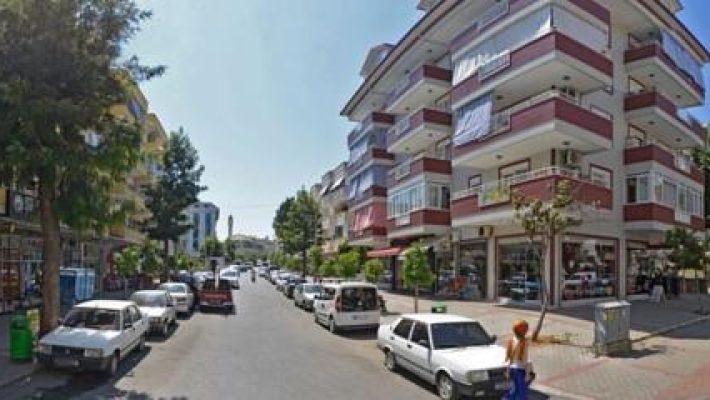 Alanya’daki Aran Lokantası’nda servis edilen sulu ev yemeği, pilav ve salata tabağı