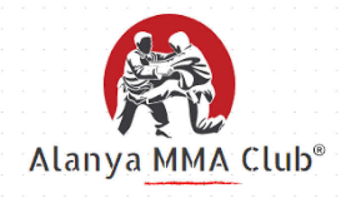 “Alanya MMA Club’ta karma dövüş sanatları antrenmanı yapan sporcular”