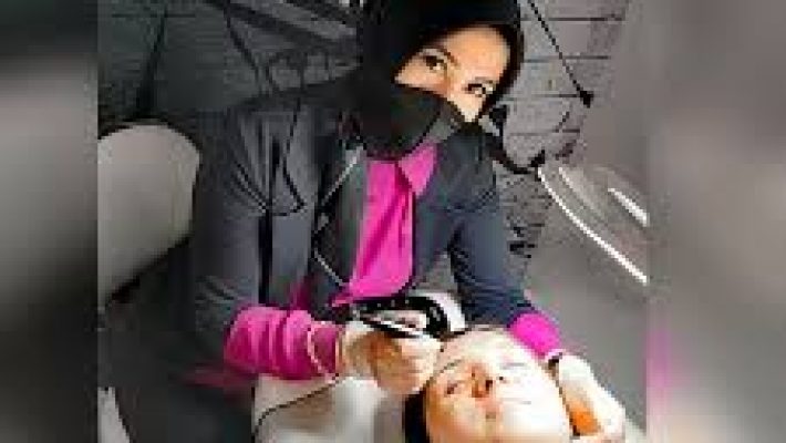 “Hatice Kurt Güzellik Merkezi’nde profesyonel cilt ve saç bakım hizmeti alan müşteri”