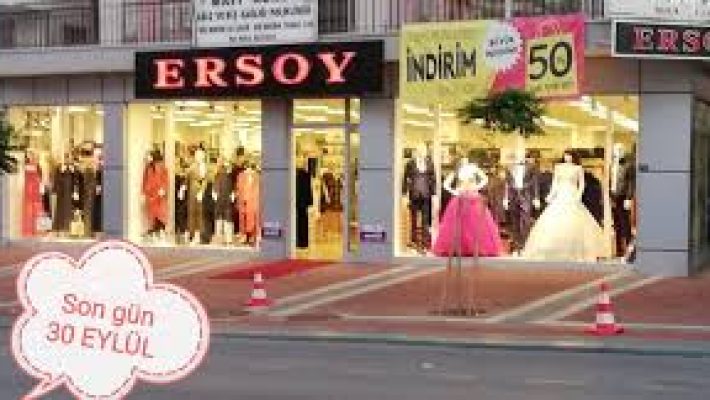 Ersoy Giyim Alanya – Modern ve şık kadın giyim ürünlerinin vitrinlerde sergilendiği butik mağaza.
