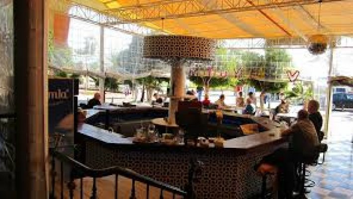 Janus Restaurant’ta deniz manzarası eşliğinde şık sofralar ve özenle hazırlanmış lezzetler.