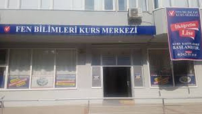 "ÖZEL ALANYA FEN BİLİMLERİ KURS MERKEZİ öğrencileri modern sınıf ortamında matematik ve fen bilimleri dersleri alıyor, öğretmen rehberliğinde bireysel ve grup etütleri yapıyor."