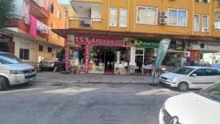 Tuna Bebe & Çocuk Giyim Alanya – Bebek ve çocuk giyim ürünlerinin modern ve şık şekilde sergilendiği butik mağaza.