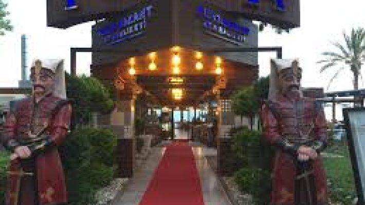 PASHA Et ve Balık Restoran’da deniz manzarasına karşı servis edilen taze balık ve ızgara et çeşitleri. 🥩🐟🍷