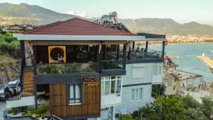 “Alanya Fiaba Brasserie’de modern tasarımlı ortamda dünya mutfağı yemekleri ve özel içecekler”