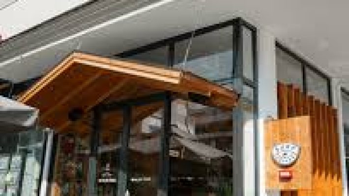 Surf Coffee x Alanya’da sahil atmosferinde kahve keyfi ve modern tasarım.