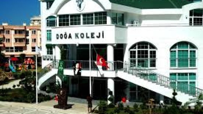Doğa İlkokulu binası, modern sınıfları ve öğrencilerine sunduğu güvenli, doğayla iç içe öğrenme ortamıyla öne çıkan okul.