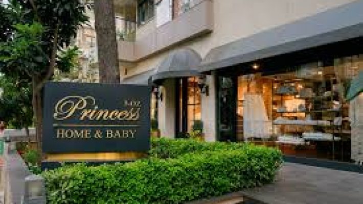 Princes Home Baby World Alanya – Bebek ve çocuk giyim ürünlerinin yanı sıra oyuncak ve aksesuarların sergilendiği modern mağaza.