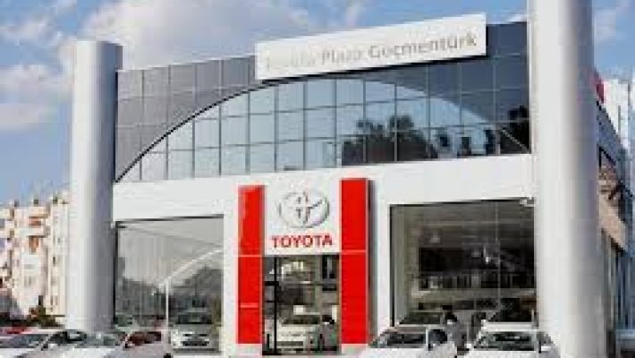 “Toyota Plaza Göçmentürk showroom ve servis alanı; yeni Toyota araçların satış ve servis hizmetlerinin sunulduğu modern otomotiv tesisi.”