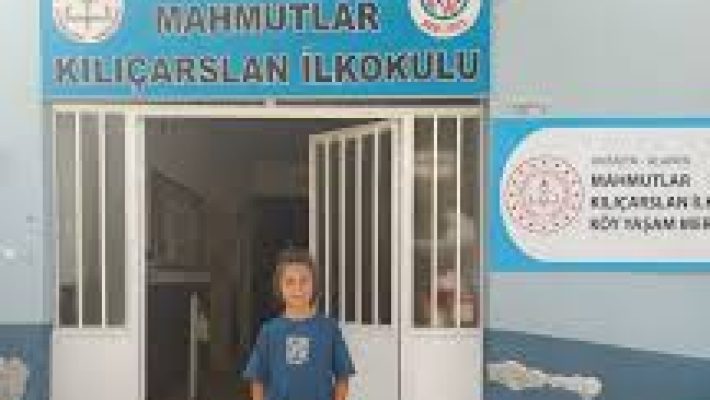 Mahmutlar Kılıçarslan İlkokulu binası, modern eğitim imkanları ve öğrencilere güvenli, destekleyici bir öğrenme ortamı sunan ilkokul.
