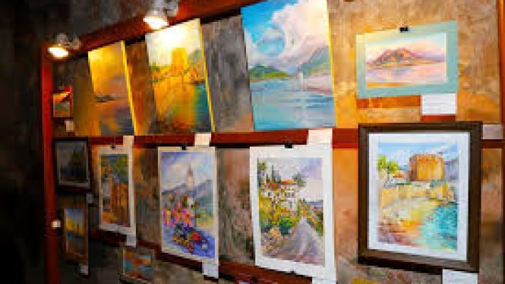 "Art Gallery’de sergilenen çağdaş resim ve heykel eserleri, sanatseverlerin estetik bir atmosferde yaratıcılıkla buluşmasını sağlıyor."