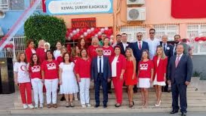 Kemal Şuberi İlköğretim Okulu binası, modern sınıfları ve öğrencilere güvenli, çağdaş bir öğrenme ortamı sunan Alanya’daki ilkokul.