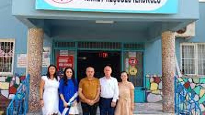 Mahmutlar 50. Yıl Ahmet Keşoğlu İlkokulu binası, Alanya Mahmutlar Mahallesi’nde modern yapısı ve sıcak eğitim ortamıyla dikkat çeken ilkokul.