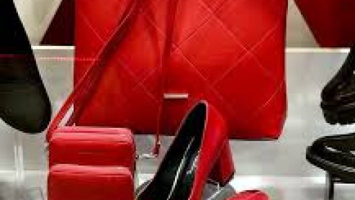 Orion Ayakkabı ve Çanta mağazasında sergilenen kadın ve erkek ayakkabıları ile çanta koleksiyonları.