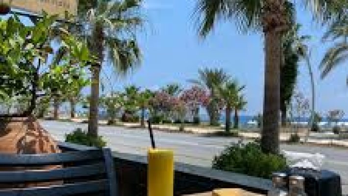 Enberi Cafe’de modern dekorasyon eşliğinde kahve ve tatlı keyfi.