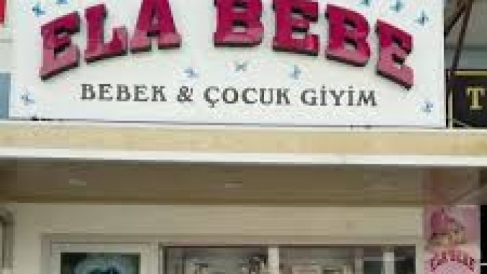 Ela Bebe Alanya – Bebek ve çocuk giyim ürünlerinin modern ve şık bir şekilde sergilendiği butik mağaza.