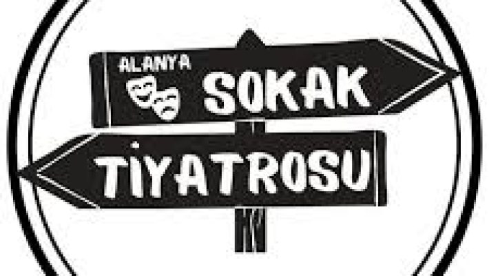 "Alanya Sokak Tiyatrosu oyuncuları, şehrin meydanında halkla iç içe canlı performans sergiliyor; tiyatronun enerjisini sokağa taşıyor."