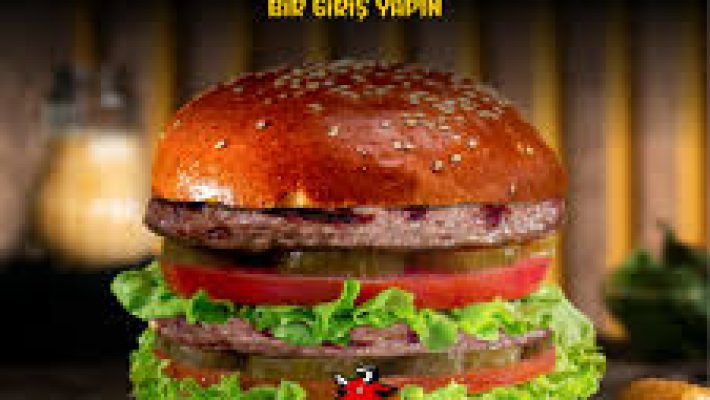 “Zilli Öküz Home Made Hamburger’de özel soslarla hazırlanmış büyük boy ev yapımı hamburger ve patates kızartması.”
