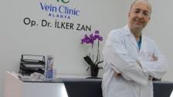 “Op. Dr. İlker Zan Alanya’da modern klinik ortamında varis ve damar tedavisi uygularken.”