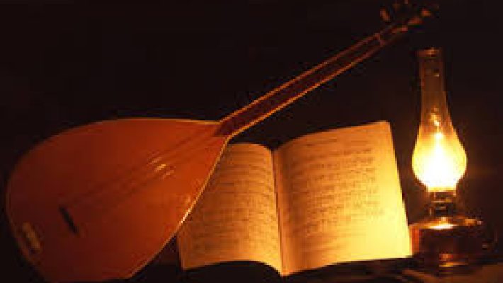 "Alanya Bağlama Kursu öğrencileri, eğitmen eşliğinde bağlama çalarken geleneksel Türk müziğinin ezgilerini öğreniyor."