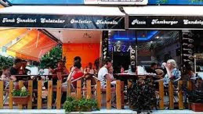 Pizza Cafe 42’de odun ateşinde pişirilmiş pizzalar ve samimi kafe atmosferi.