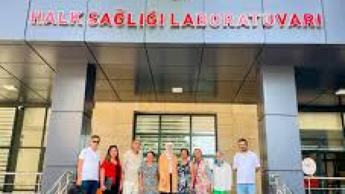 “Alanya Halk Sağlığı Laboratuvarı modern analiz cihazları ve numune kabul alanı.”