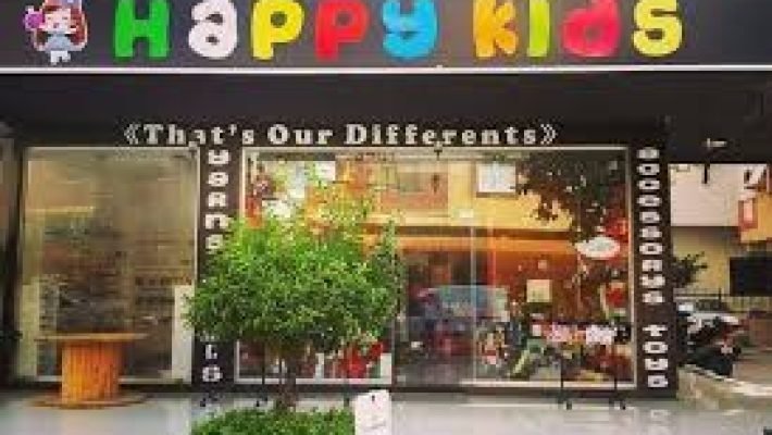 Happy Kids Shop Alanya – Bebek ve çocuk giyim, ayakkabı ve aksesuar ürünlerinin renkli ve modern tasarımlarla sergilendiği mağaza.