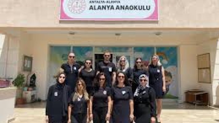 Alanya Anaokulu’nda çocuklar öğretmenler eşliğinde oyun oynuyor ve eğitim etkinliklerine katılıyor.