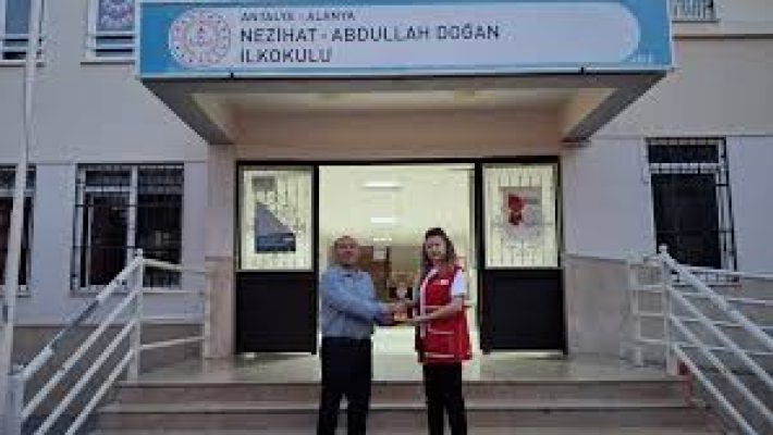 Nezahat Abdullah Doğan İlkokulu binası, modern sınıfları ve öğrencilere güvenli, çağdaş bir eğitim ortamı sunan Alanya’daki ilkokul.