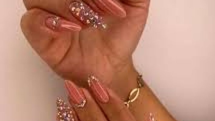 “Ada Nail Center’da profesyonel manikür ve nail art uygulaması yapılan müşteri”