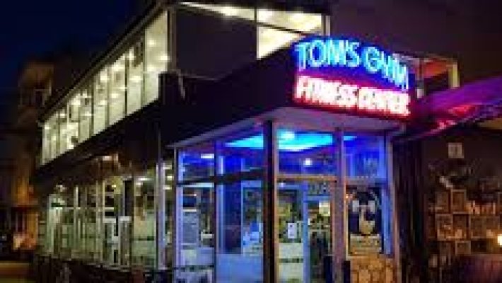 “Tom's Gym Fitness Center’da sporcular ağırlık ve kardiyo ekipmanlarıyla antrenman yapıyor”