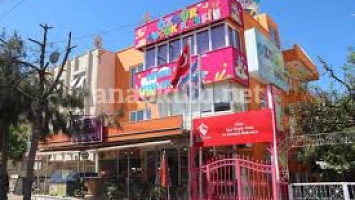 Özel Özgür Çocuk Evi’nde çocuklar öğretmenler eşliğinde oyun oynuyor ve eğitim etkinliklerine katılıyor.