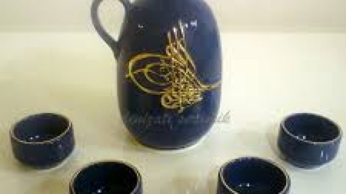 "Denizatı Seramik Sanat Atölyesi’nde sanatçılar el yapımı seramik ürünleri şekillendiriyor, öğrenciler çamurla çalışarak kendi tasarımlarını oluşturuyor."