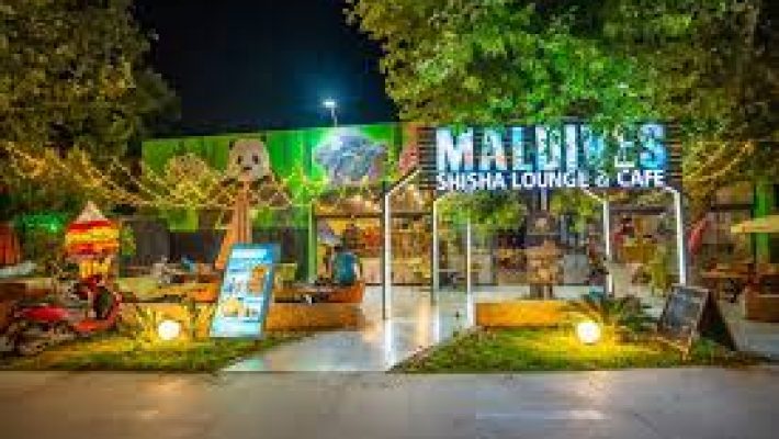 Maldives Lounge Bistro & Cafe’de deniz manzarası eşliğinde şık ve rahat atmosfer.