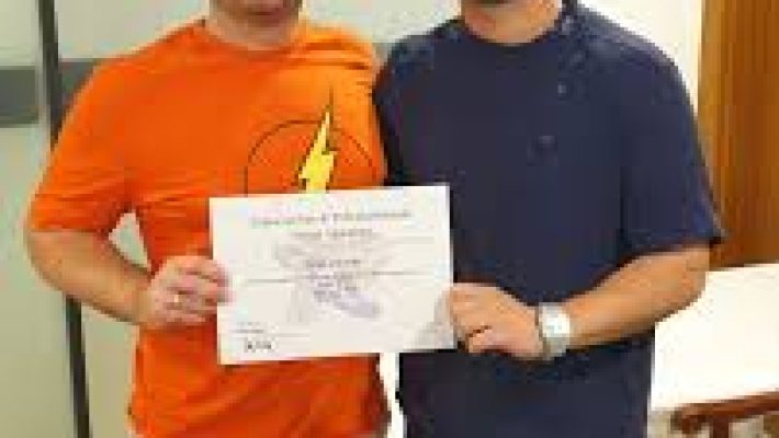 “Fizyoterapist Kamil Aydoğdu modern fizyoterapi ve rehabilitasyon alanında hasta danışmanlığı ve terapi uygulaması yaparken.”