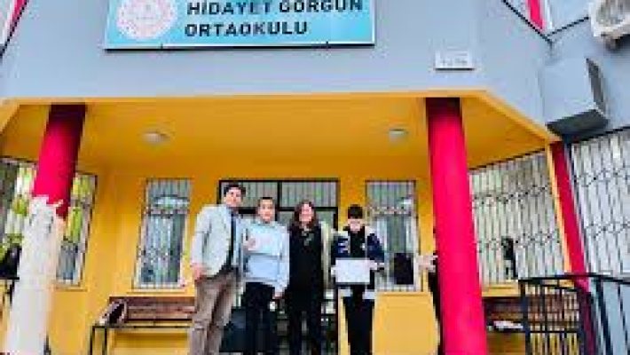 Hidayet Görgün Ortaokulu binası, modern eğitim imkanları ve öğrencilere güvenli, destekleyici bir öğrenme ortamı sunan ortaokul.