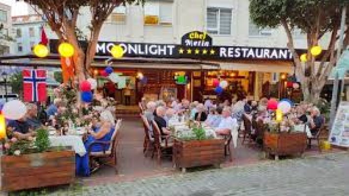 Moonlight Restoran’da ay ışığı eşliğinde romantik akşam yemeği atmosferi.