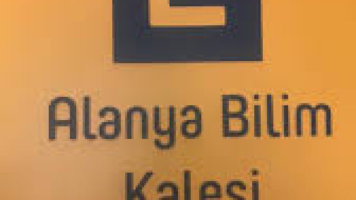 Alanya Bilim Kalesi, öğrenciler için modern laboratuvarlar, bilim atölyeleri ve teknoloji odalarıyla donatılmış yenilikçi bir eğitim merkezi.