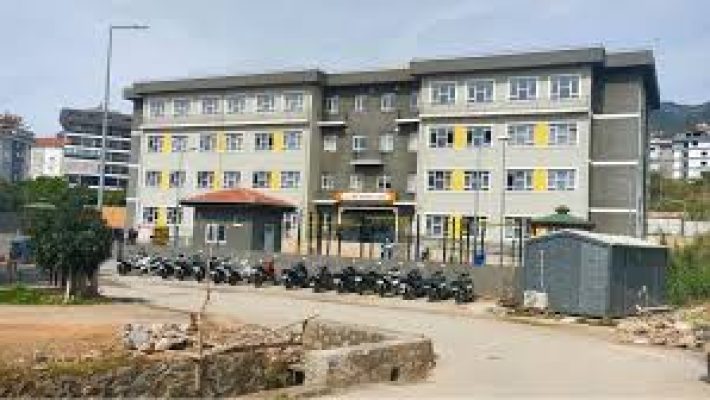 Abdurrahman Alaattinoğlu Anadolu Lisesi binası, modern eğitim imkanları ve öğrencilere güvenli, destekleyici bir öğrenme ortamı sunan lise.