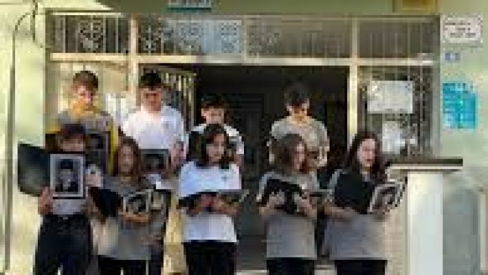 Şükrü Mülazımoğlu Ortaokulu binası, modern eğitim olanakları ve öğrencilere güvenli, destekleyici bir öğrenme ortamı sunan ortaokul.