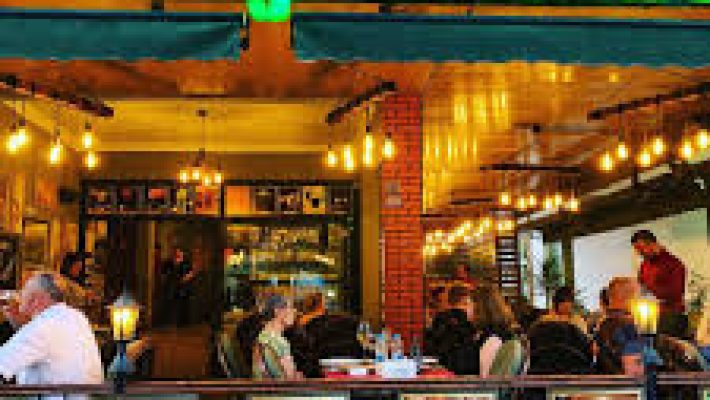 “Alanya The King’s Kitchen & Bar’da modern atmosferde kokteyller, dünya mutfağı lezzetleri ve şık sunumlar”