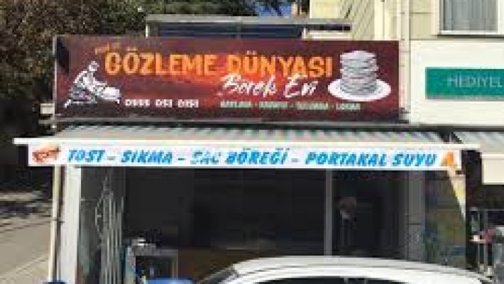 Gözleme Dünyası’nda sac üzerinde pişirilen taptaze gözlemeler, geleneksel kıyafetli kadınlar eşliğinde servis edilen açık hava masasında görüntülenmiş